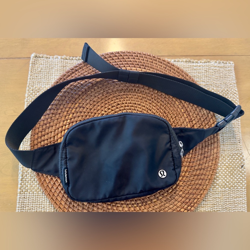 Lululemon Athletica Everywhere Belt Bag 1L - Black/Silver